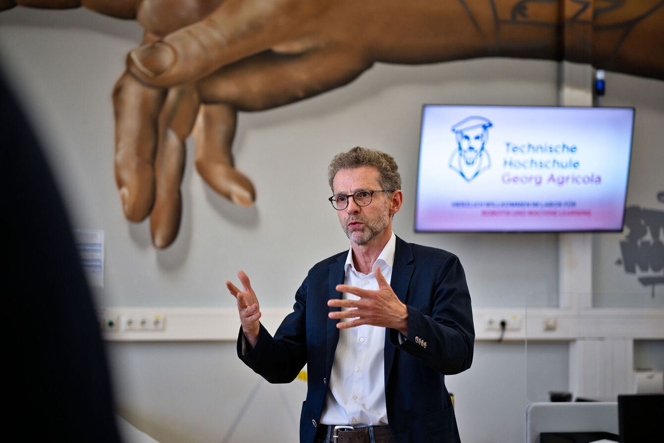 ReConnect@THGA: 2026 trafen sich erneut die Alumni der THGA zum Austausch und zur Vernetzung. Austausch in den Laboren der THGA.