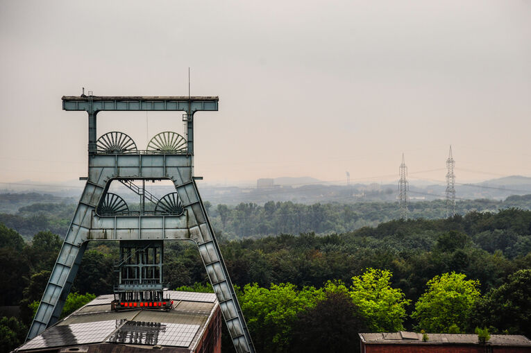 Zu sehen ist ein Förderturm als Industriedenkmal