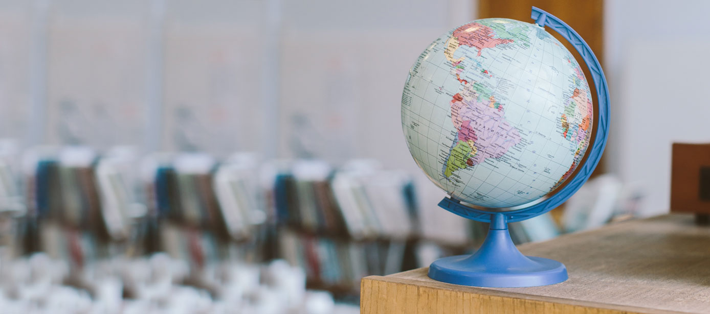 Ein Globus steht in einer Bibliothek