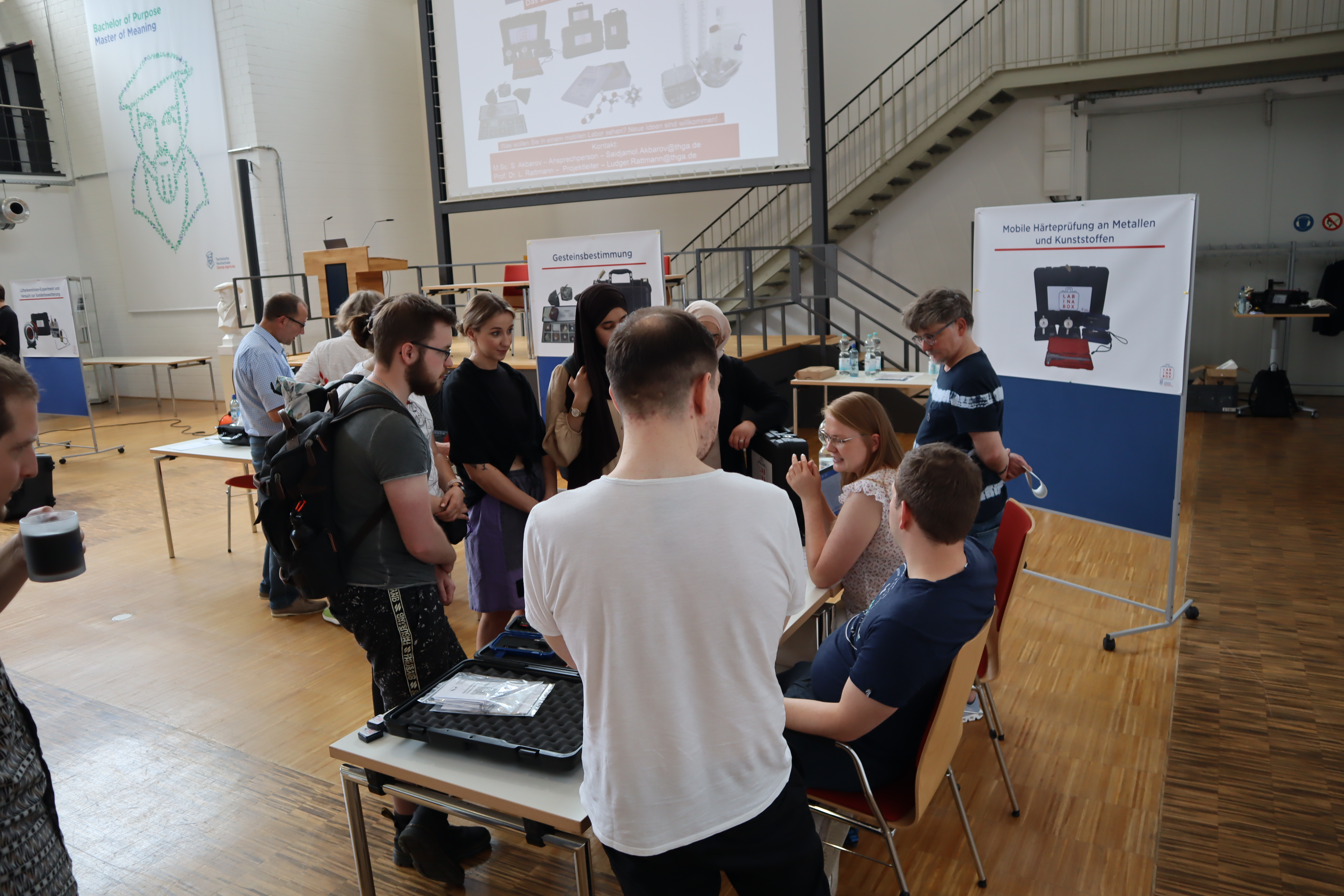 Das Projekt „Lab in a Box“ stellt seine mobilen Laborboxen vor. - TH ...