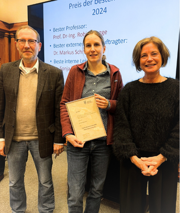 Prof. Rattmann hat gemeinsam mit der Präsidentin der Hochschule Dr. Sonja Theißen-Krah ihre Ehrung überreicht.