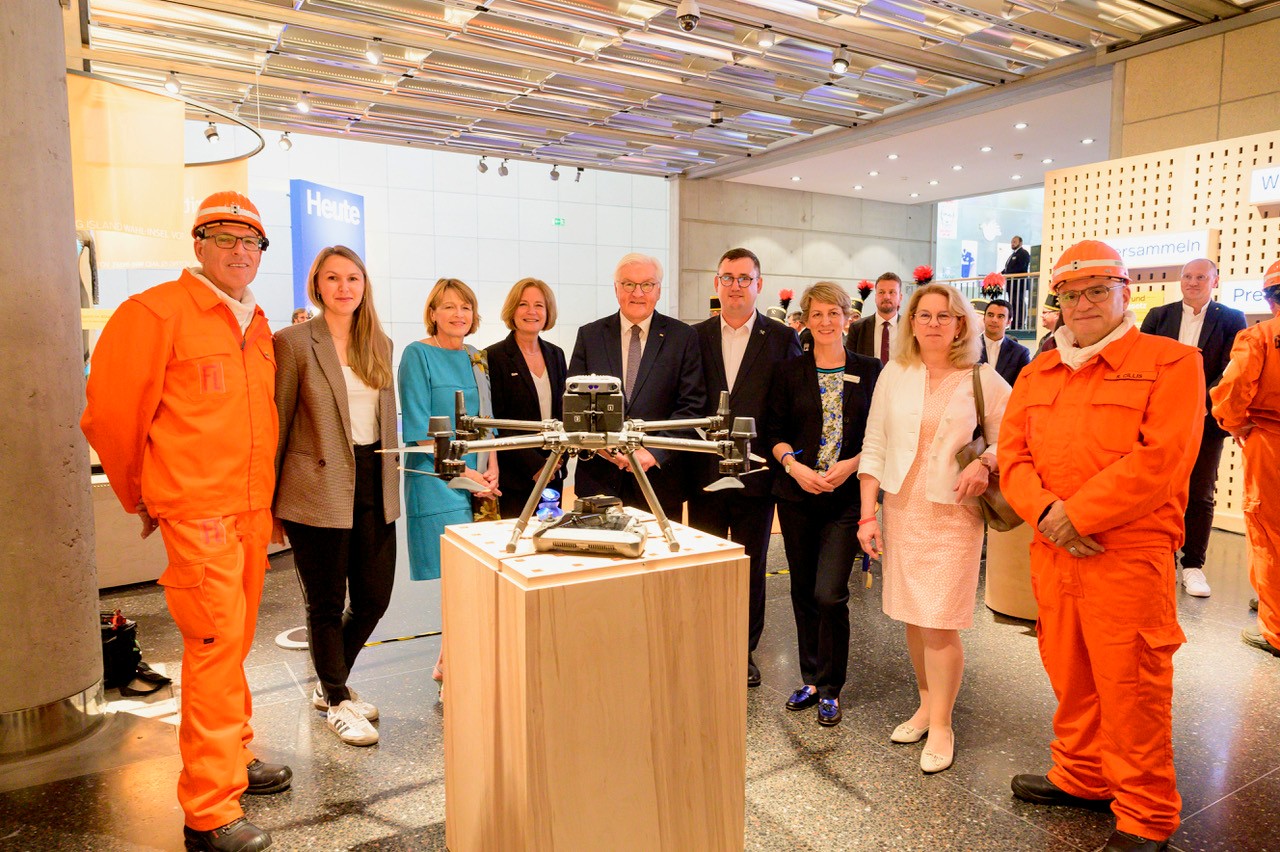 Gruppenbild mit Hochschulpräsidentin der THGA Und dem Bundespräsidenten Frank-Walter Steinmeier.