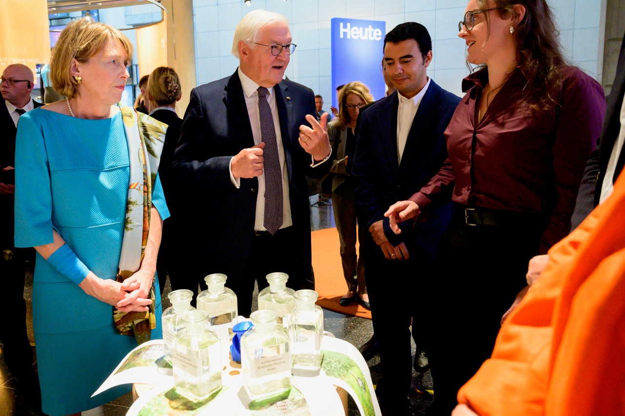 Der Bundespräsident im Austausch mit Doktoranten und Masterstudentin der THGA